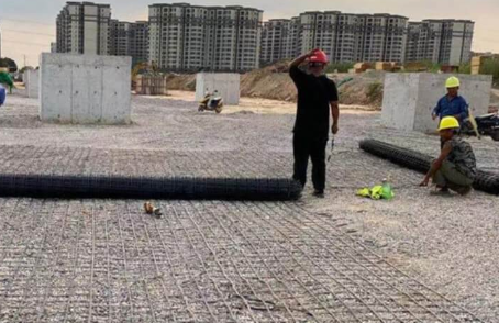 金东土工格栅铺设前地基要怎么处理？